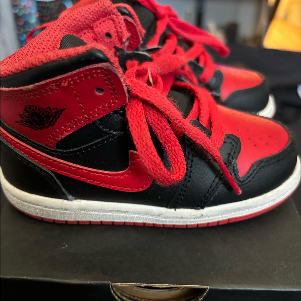 Jordans 1 Mid